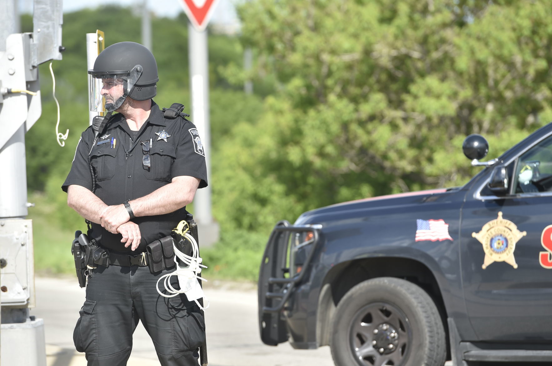 Sheriff's deputy on the north side of the 35th Street bridge